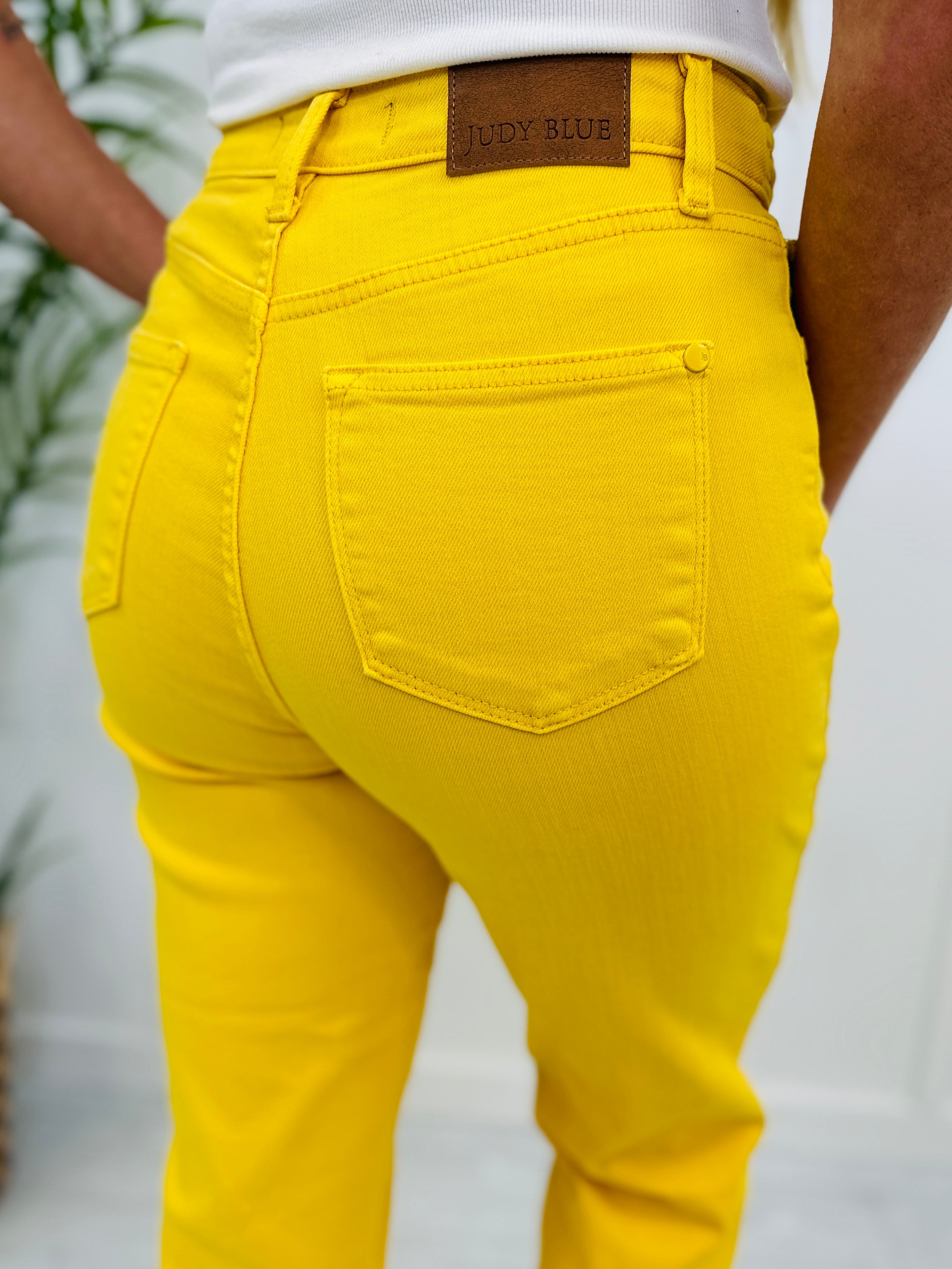 Judy Blue Walking on Sunshine Cropped Wide Leg Jeans in Reg/Curvy